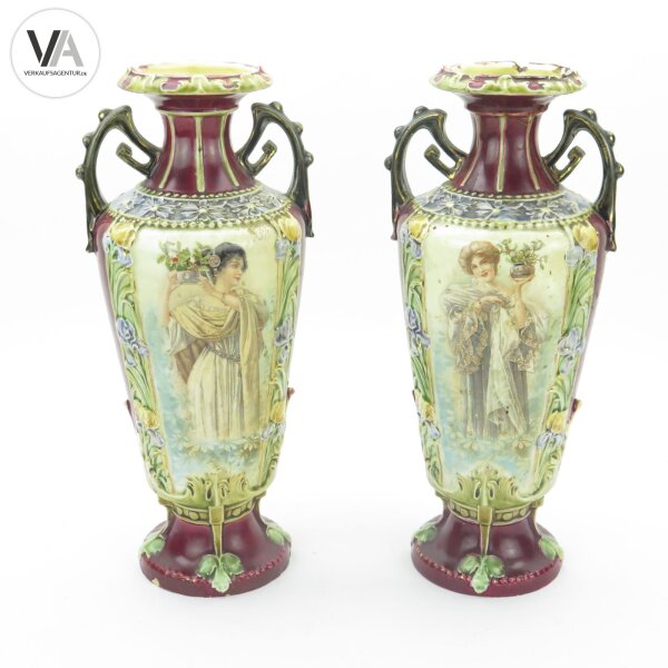 Paar Jugendstil-Vasen Vienna Frauenmotive floralen Reliefs ca1900